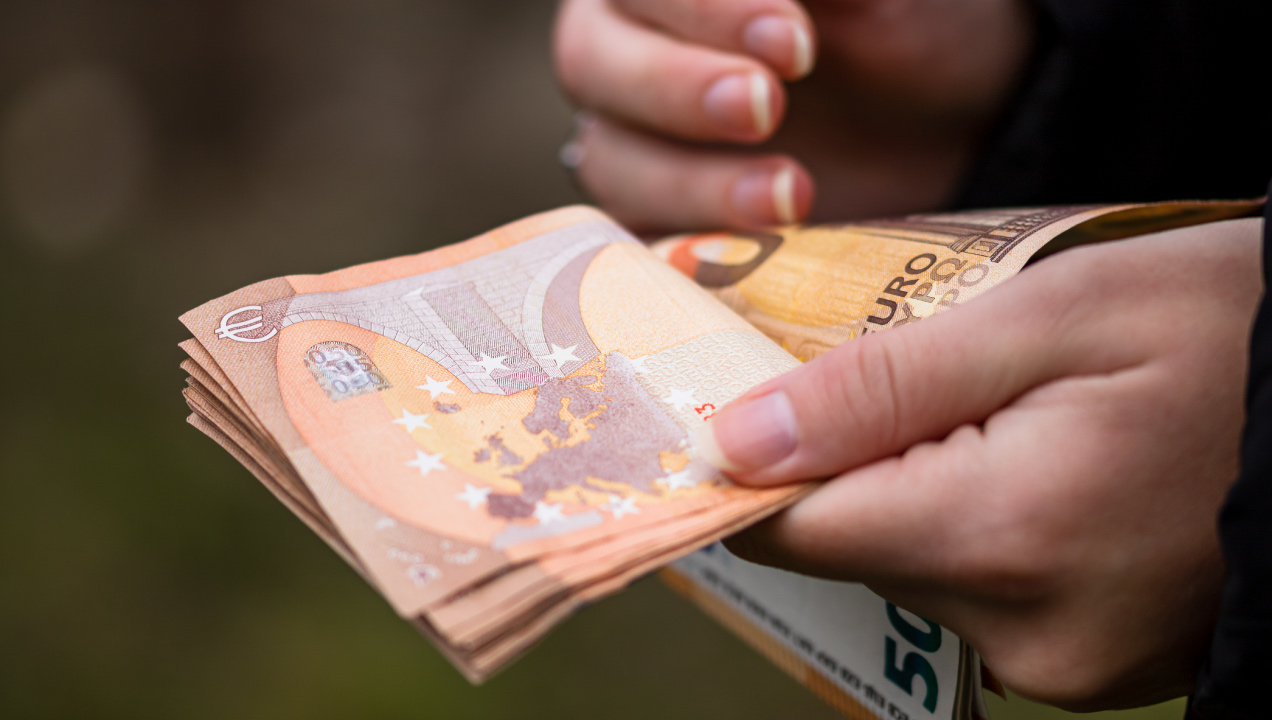 Alguém a segurar várias notas de 50 euros